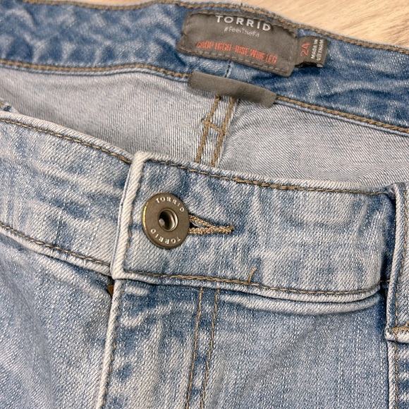 Torrid Women’s Crop Wide Leg Vintage Stretch High-Rise Light Wash Denim Jeans 24 - Picture 4 of 7